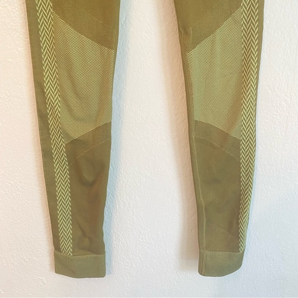 Fabletics Green Performance Leggings - Picture 3 of 7